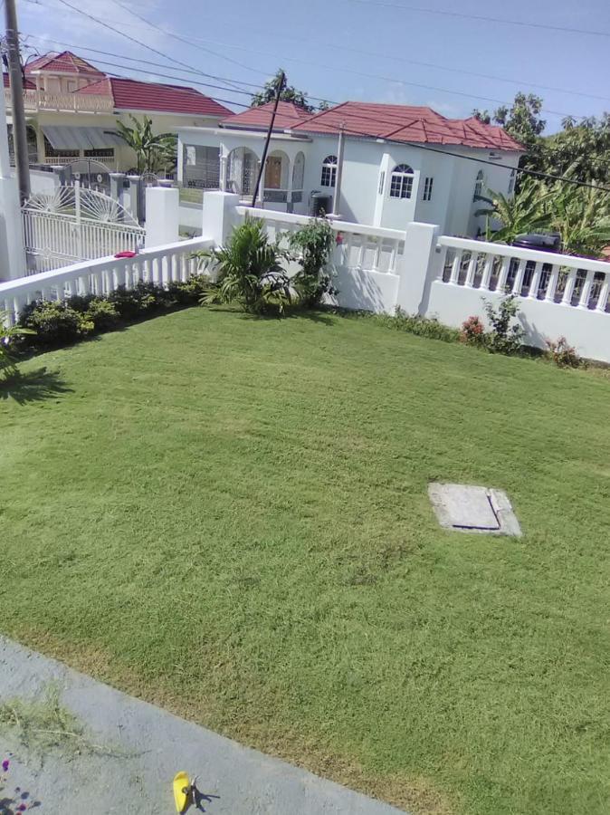 The Retreat Hotel Lyssons ภายนอก รูปภาพ