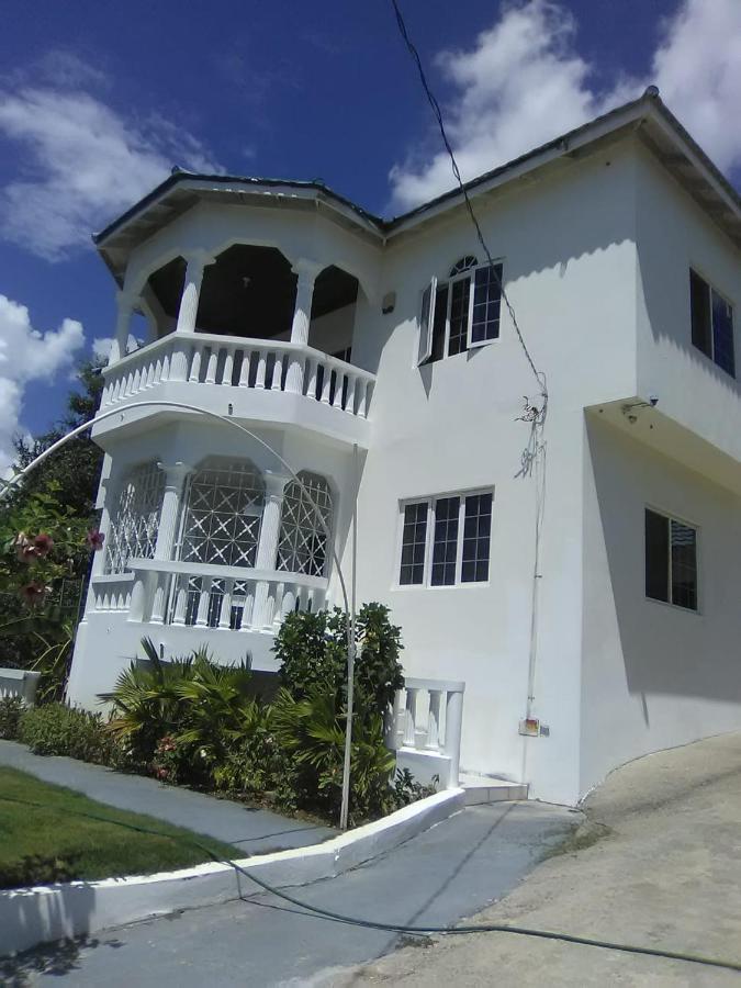 The Retreat Hotel Lyssons ภายนอก รูปภาพ