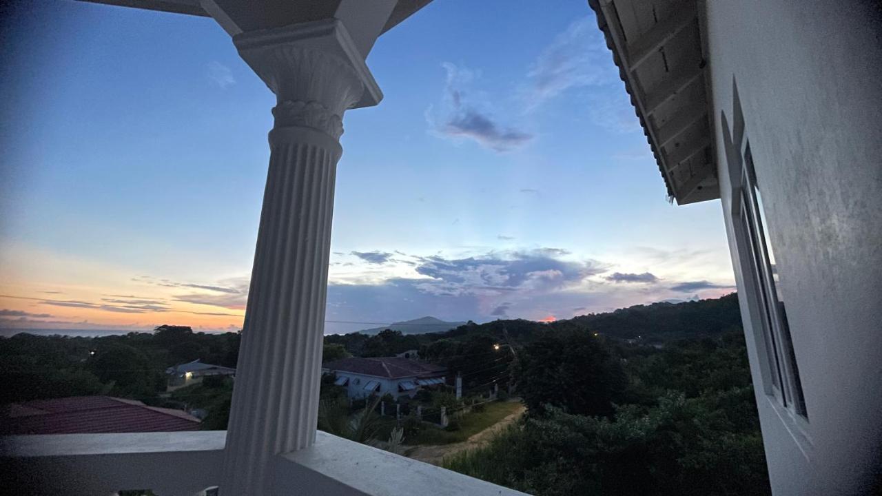 The Retreat Hotel Lyssons ภายนอก รูปภาพ
