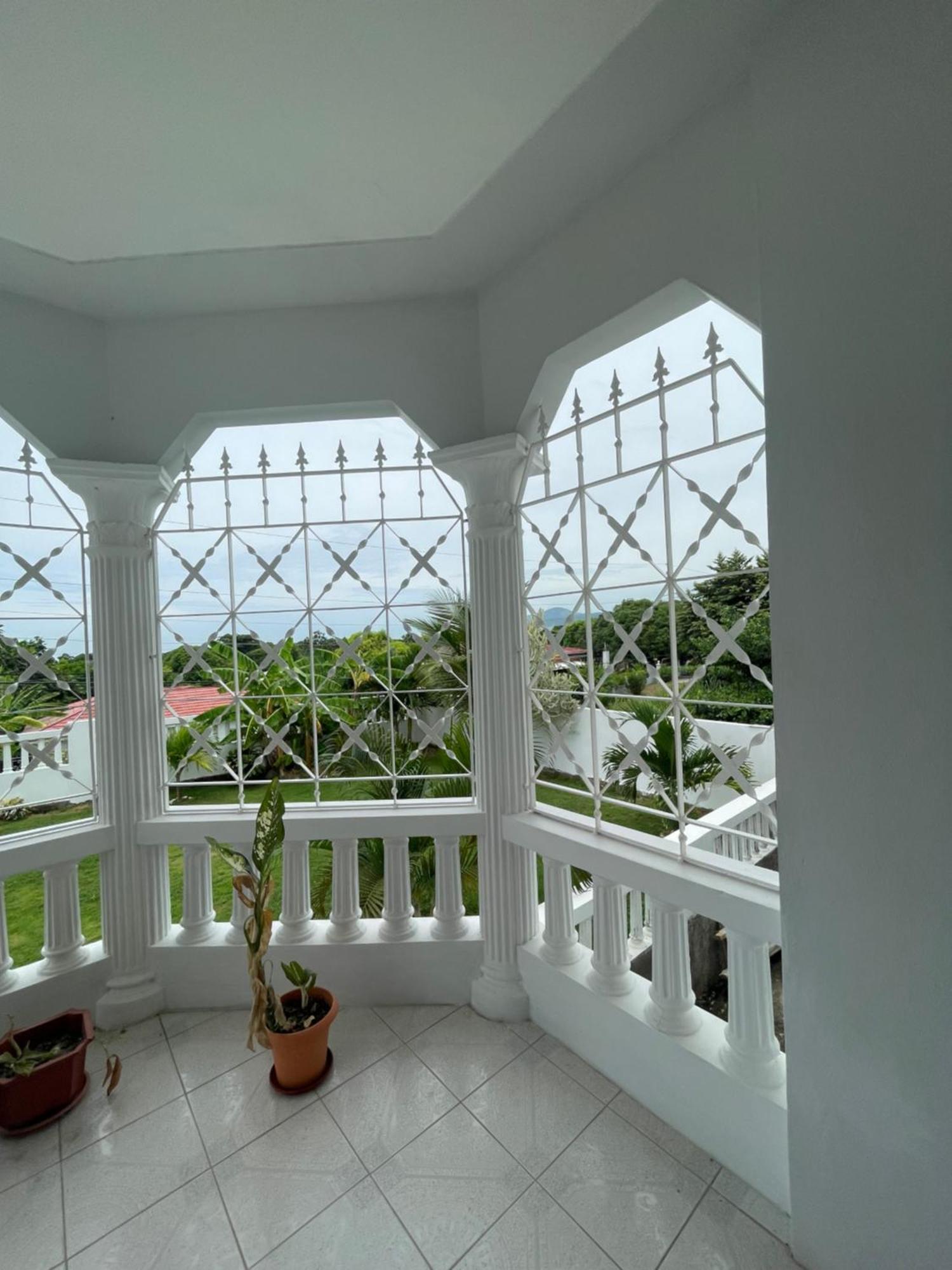 The Retreat Hotel Lyssons ภายนอก รูปภาพ